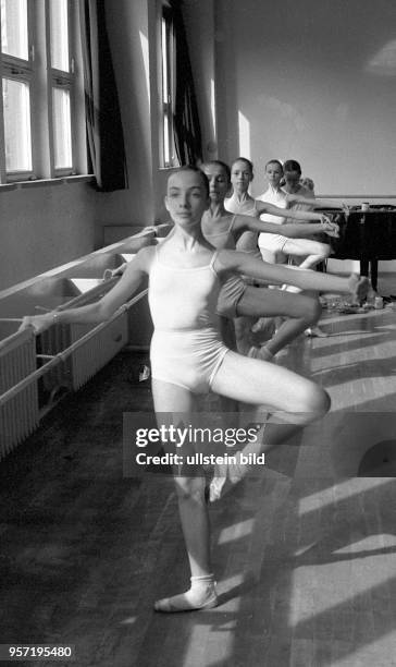 Schülerinnen der Palucca Schule Dresden üben Ballettposen an der Stange, aufgenommen 1989. Die Tanzschule wurde 1925 von der deutschen Tänzerin und...