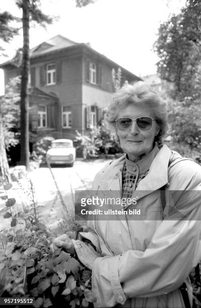 Die letzten Tage der DDR. Frau Westerhof aus Franklfurt/Main steht am an einer Hecke vor einem Haus in Dresden. Mit dem Nahen der Einheit meldeten...