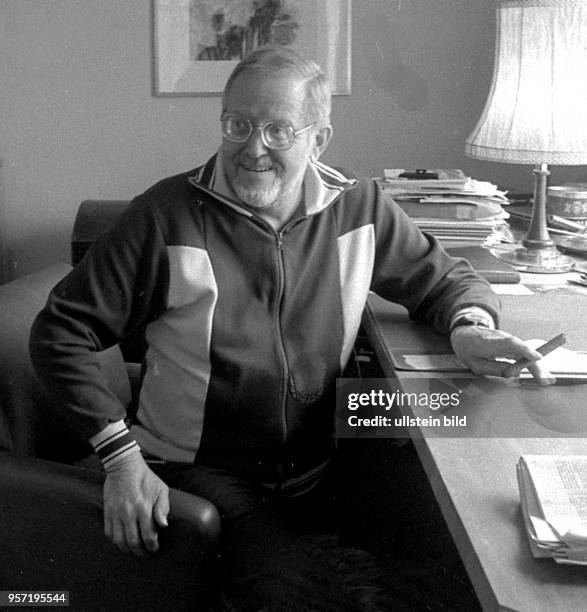 Der Journalist und Moderator Karl-Eduard von Schnitzler sitzt in seinem Haus in Berlin an seinem Schreibtisch und raucht eine Zigarre, aufgenommen...