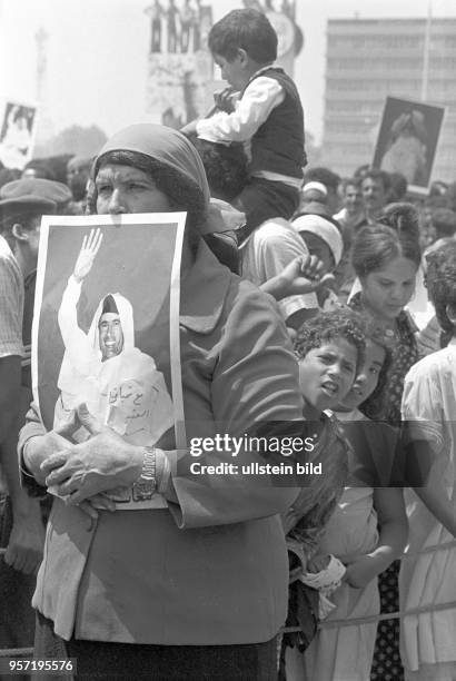 Zuschauer mit dem Bildnis des libyschen Revolutionsführers Gaddafi bei einer Militärparade in Bengasi im September 1979 anlässlich des 10....