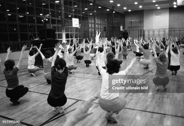 Frauen bei der Pop-Gymnastik im Sport- und Erholungszentrum an der Leninallee in Berlin, aufgenommen 1987. Das SEZ war ein beliebter Ort für diverse...