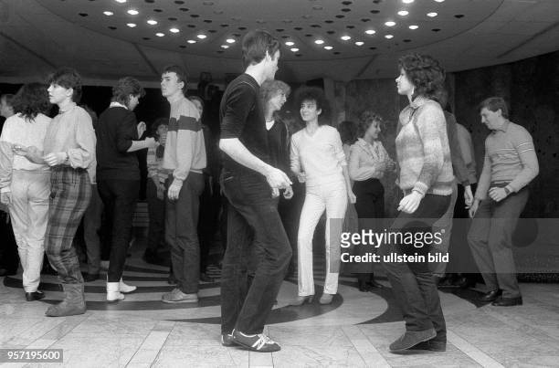 Jugendliche tanzen auf der Tanzfläche in der Diskothek im Palast der Republik in Berlin , aufgenommen 1984. Die Disco im Palast der Republik war eine...