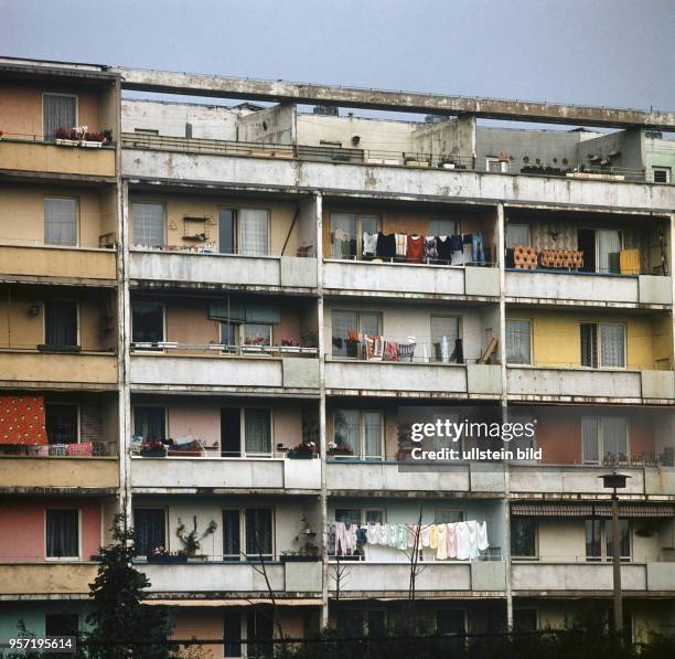 Plattenbau mit Blakonen und Dachterrasse im Neubaugebiet Halle-Neustadt, undatiertes Foto von 1982.
