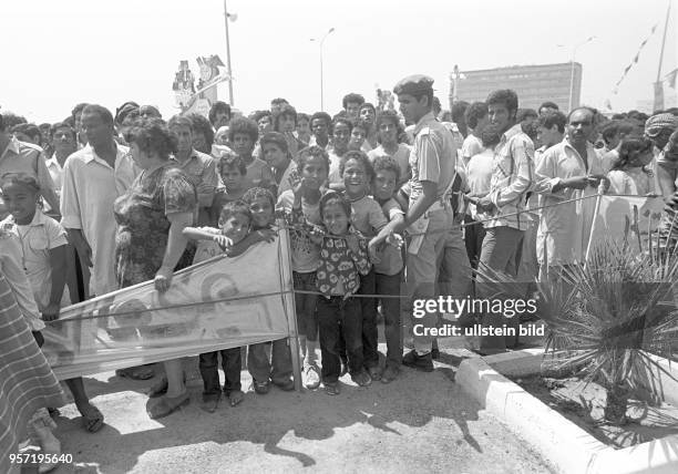 Am Rande einer Militärparade in Bengasi im September 1979 anlässlich des 10. Jahrestages des Sturzes der Monarchie stehen Frauen, Männer und Kinder...