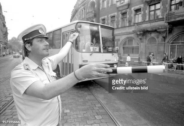 Im Juni 1991 sind in Dresden erst wenige Straßenkreuzungen mit Ampeln versehen. So wird auch der Verkehr am Schillerplatz von einem Polizisten mit...