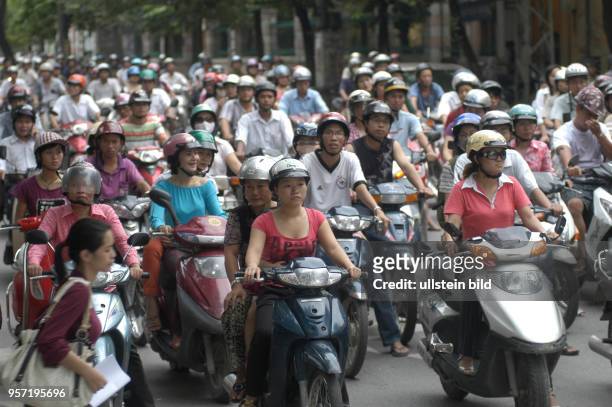 Mopedfahrer bestimmen das Straßenbild in der Altstadt von Hanoi, der Hauptstadt der Sozialistischen Republik Vietnam, aufgenommen im Oktober 2008....
