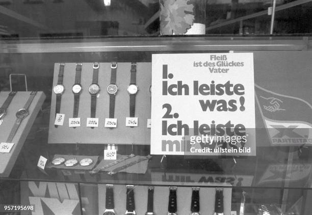 Im Schaufenster eines Uhrengeschäftes in Saßnitz sind diverse Armbanduhren mit Preisangaben ausgestellt, undatiertes Foto von 1981. Eine Losung zum...