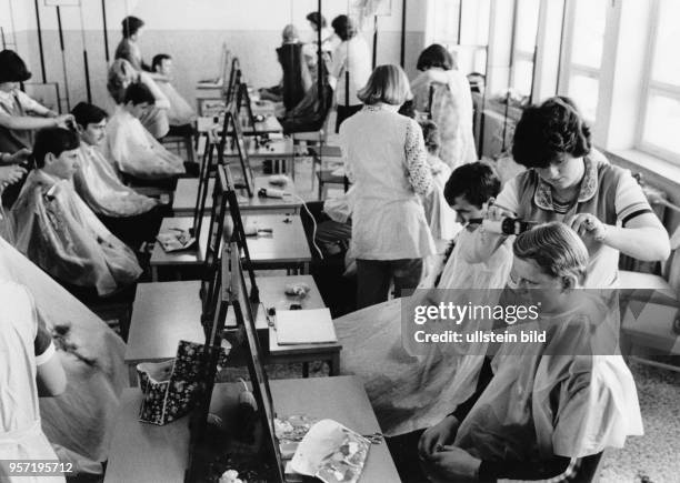 Haare schneiden nach der Ankunft der Soldaten in der Unteroffiziersschule der Grenztruppen der DDR "Egon Schultz" in Perleberg, aufgenommen 1978.