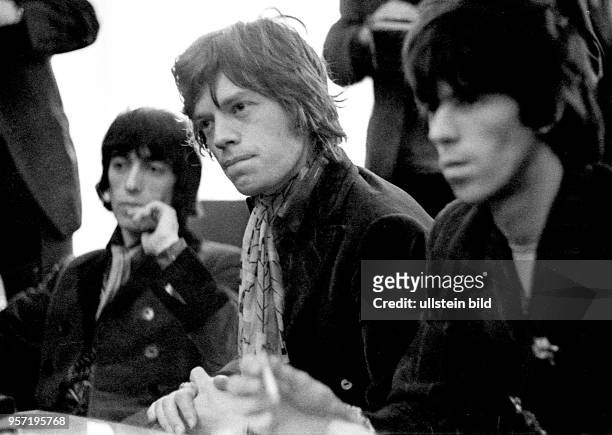 Bassist Bill Wyman, Sänger Mick Jagger und Gitarrist Keith Richards von der britischen Rockband The Rolling Stones, aufgenommen im April 1967 in...