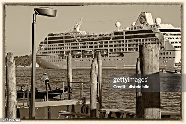 Szene aus Venedig - Kreuzfahrtschiff und Gondel - mittels eines Bildbearbeitungsprogramms verfremdetes Foto, Aufnahmedatum des Originals .