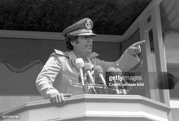 Der libysche Revolutionsführer Oberst Muammar Abu Minyar al-Gaddafi bei einer Rede am Rande einer Militärparade in Bengasi im September 1979...