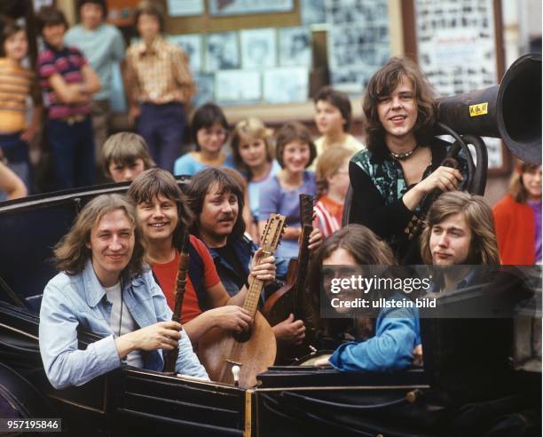 Die Mitglieder der Musikgruppe Karat in einer Kutsche im Kurort Finsterbergen , undatiertes Foto von 1976.