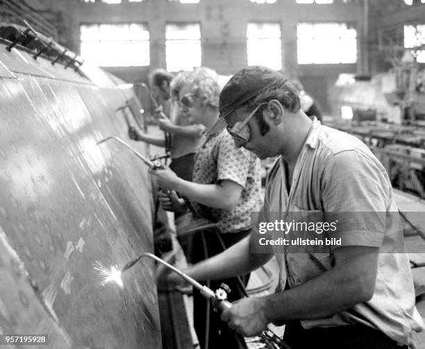 Die Metallarbeiter im VEB Waggonbau Görlitz fertigen Doppelstockzüge für die Deutsche Reichsbahn und für den Export. Im Juli 1976 wird eine Serie von...