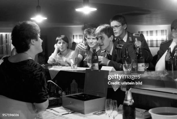 Offiziersschüler der Offiziershochschule der Grenztruppen der DDR "Rosa Luxemburg" in Suhl in ihrer Freizeit mit Mädchen an der Bar in einer...