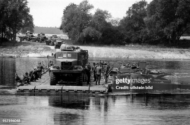 Soldaten der Nationalen Volksarmee beim Verlegen einer Ponton-Brücke, aufgenommen bei der Ausbildung von Bodentruppen der Nationalen Volksarmee der...