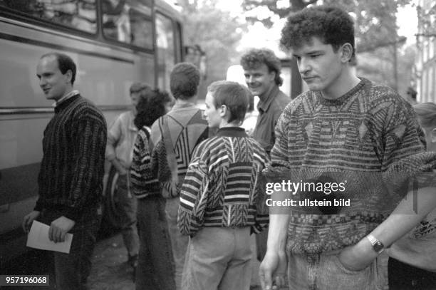 Flüchtlinge aus der DDR-Bürgern warten an einem Bus in Warschau auf ihre Ausreise in den Westen, undatiertes Foto vom Oktober 1989. Ebenso wie in der...