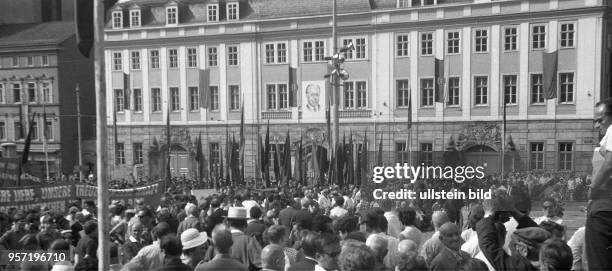 Eisenach - die Stadt am 20. Geburtstag der DDR. Fahnen, Spruchbänder und ein Bildnis des Partei- und Staatschefs Walter Ulbricht.