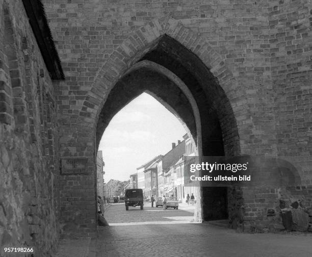 Blick durch das Steintor an der Bernauer Stadtmauer, aufgenommen 1970. Seit 1882 werden im Steintor als Teil vom Heimatmuseum die Schätze der...