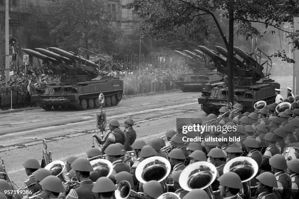 Raketen-Einheiten der NVA bei einer Feldparade zum Abschluss des Manövers Waffenbrüderschaft 80 am in Magdeburg. An dem größten je von den...