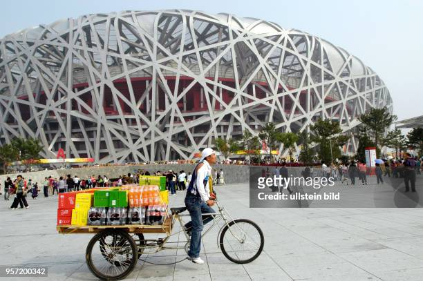 Versorgungsfahrt auf chinesisch - mit dem klassischen Dreirad - auf dem Olympiagelände "Olympic Green" im Norden von Peking, aufgenommen im Oktober...