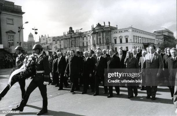 Politprominenz ist am zum 35.Jahrestag der Gründung der DDR auf dem Weg zur Kranzniederlegung im Ehrenmal Unter den Linden. In der ersten Reihe ab...