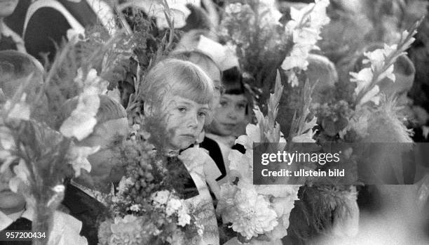 Mädchen und Jungen in Schulkleidung bei der Einschulung in der Stadt Wologda, aufgenommen 1977. 500 km nordöstlich von Moskau gelegen gehört Wologda...