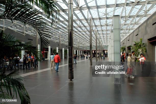 Das Nationaltheater, hinter der Großen Halle des Volkes gelegen, ist eines der imposanten neuen Meisterstücke der Architektur in Peking, aufgenommen...