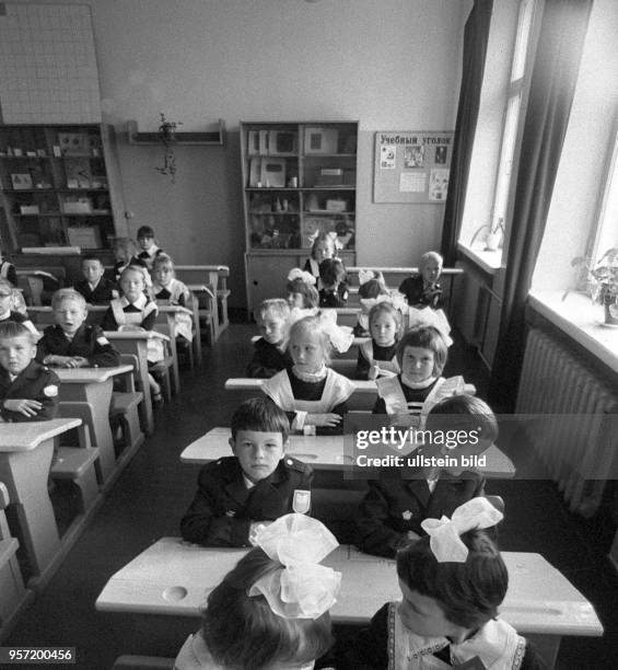 Mädchen und Jungen in Schulkleidung bei der Einschulung in der Stadt Wologda, aufgenommen 1977. 500 km nordöstlich von Moskau gelegen gehört Wologda...