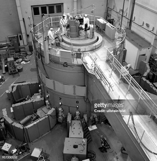 Blick auf den Kernreaktor im Zentralinstitut für Kernforschung der Akadmie der Wissenschaften der DDR in Rossendorf, aufgenommen im Januar 1976. Der...