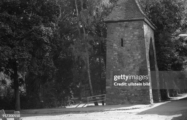 Der Bernauer Stadtpark mit der Stadtmauer und Wiekhaus lädt zu jeder Jahreszeit zum spazieren gehen ein, aufgenommen 1970.