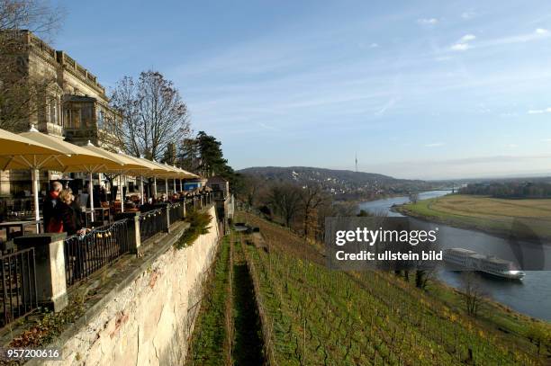 Menschen genießen bei Speis und Trank die Aussicht von der Terrasse am Lingnerschloss in Dresden, aufgenommen im Dezember 2008. Von hier aus kann man...