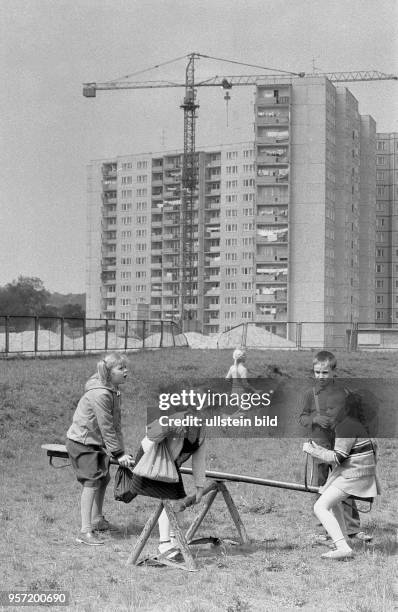 Kinder spielen 1984 auf einer Wiese im entstehenden Neubaugebiet in Stettin. Der künftige Spielplatz ist schon mit einer Wippe ausgestattet, während...