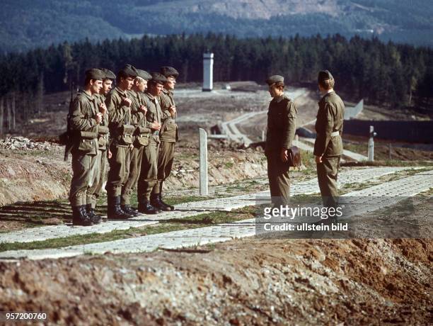 Ausbildung von Offizieren der Offiziershochschule der Grenztruppen der DDR "Rosa Luxemburg" in Suhl, undatiertes Foto vom Oktober 1984. Hier erfolgt...