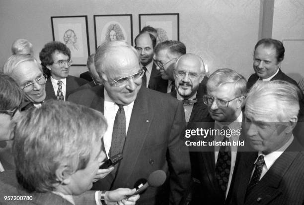 Besuch von BRD-Bundeskanzler Helmut Kohl am 19. Und 20. Dezember 1989 in Dresden. Im Hotel Bellevue fanden entscheidende Gespräche mit dem damaligen...