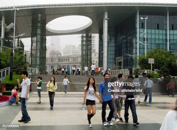 Junge Leute auf dem Eingang zu einer neuen Uferpromenade in Wuhan, der Hauptstadt der Provinz Hubei. Rund 5.200000 Menschen leben in Wuhan am Yangzi,...