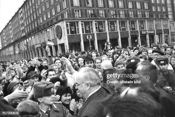 Besuch von BRD-Bundeskanzler Helmut Kohl am 19. Und 20. Dezember 1989 in Dresden. Hier am Kulturpalast schüttelt Kohl an der Seite von Dresdens...