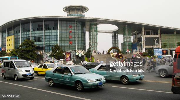 Lebhafter Straßenverkehr vor einem neuen Bau, der den Eingang zu einer deutsch-chinesischen Uferpromenade am Yangzi in Wuhan, der Hauptstadt der...