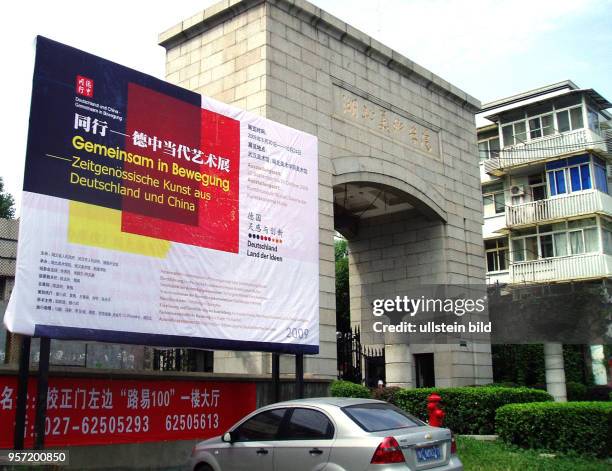 Eine große Werbung mit dem Schriftzug "Gemeinsam in Bewegung" in deutscher und chinesischer Sprache hängt am Eingang zur Kunstakademie in Wuhan,...