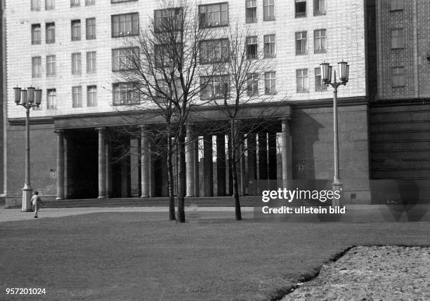 Ostberlin / Ein Wohnhaus in der Karl - Marx - Allee mit Säulendurchgang, angelehnt an die sowjetische Architektur.