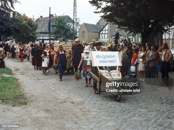 Bilder und Zeugnisse aus der Geschichte des Ortes - hier voran ein Salzmann mit Karre- werden beim traditionellen Tümpelfest in Reuden-Predel nahe...