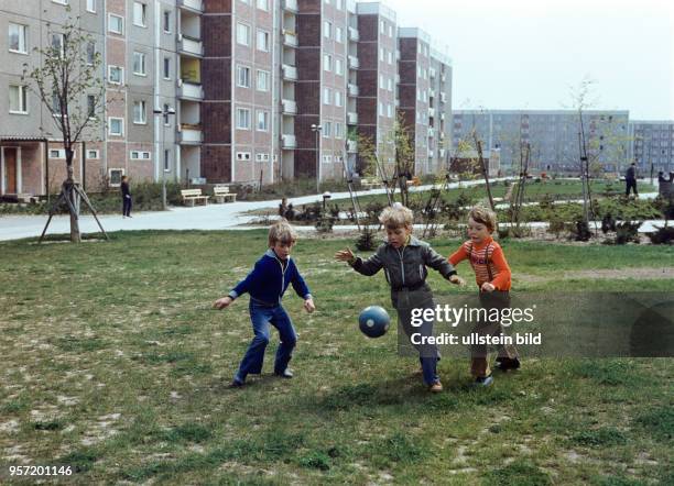Kinder spielen Fußball auf einer Wiese an den Neubauten im Neubaugebiet Rostock-Schmarl, undatiertes Foto von 1978. Zwischen 1976 und 1984 enstanden...