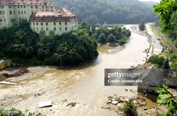 Das abfließende Wasser der Müglitz offenbart die riesigen Hochwasser-Schäden in Weesenstein. Zehn Gebäude wurden am 11. August 2002 völlig zerstört,...