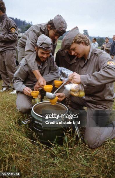 Jugendliche nehmen an einer vormilitärischen Ausbildung im Rahmen der Gesellschaft für Sport und Technik teil - hier gerade bei Essensausgabe,...