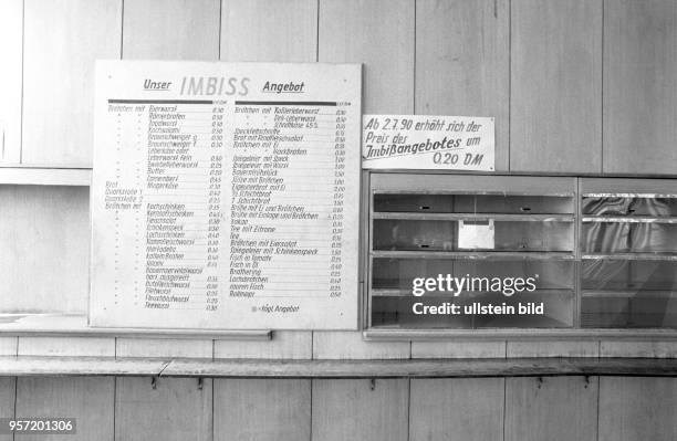 Eine Tafel mit Preisen des Imbiss-Angebots im Bernhard-Koenen-Schacht der Mansfeld AG, vorher VEB Mansfeld Kombinat Wilhelm Pieck, undatiertes Foto...