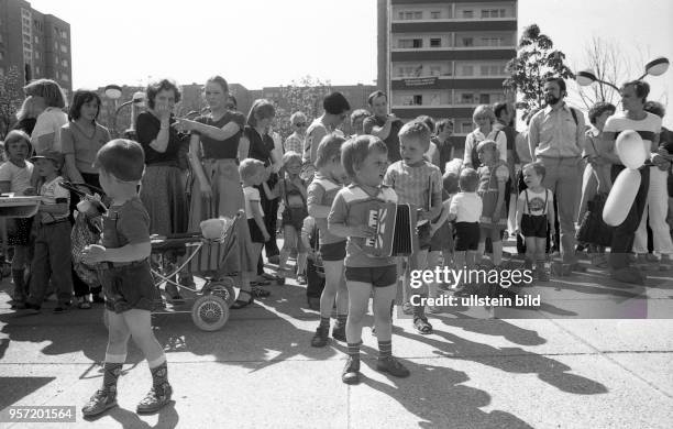 Das Volksfest " Marzahner Frühling " im gleichnamigen Stadtbezirk in Ostberlin war besonders bei Familien beliebt , aufgenommen 1982: Foto : Reinhard...