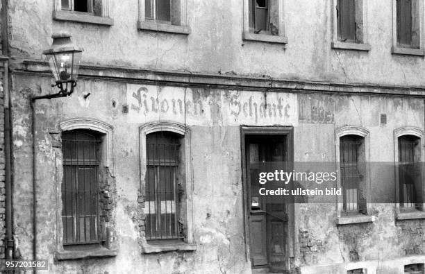 Der stark sanierungsbedürftige Stadtteil Connewitz in Leipzig - hier eine geschlossene Kneipe - ist dem Verfall preisgegeben , aufgenommen 1978 Foto...