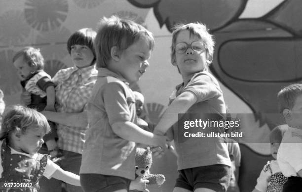 Das Volksfest " Marzahner Frühling " im gleichnamigen Stadtbezirk in Ostberlin war besonders bei Familien beliebt , aufgenommen 1982: Foto : Reinhard...