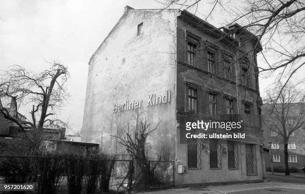 An der Fassade eines alten Hauses in Berlin-Weißensee ist noch gut die Werbung für die Biermarke " Berliner Kindl " zu erkennen, im Erdgeschoss liegt...