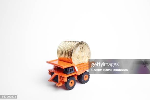 mining truck full of bitcoins - palmboom 個照片及圖片檔