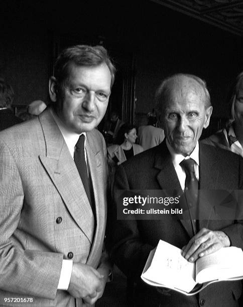 Hans Nadler und Heinrich Magirius, aufgenommen Anfang der 90er Jahre im Rathaus in Dresden. Die beiden Denkmalpfleger waren maßgeblich an der Planung...